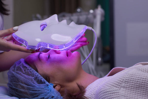 La máscara LED facial que se ha vuelto tendencia entre quienes apuestan por la estética en casa